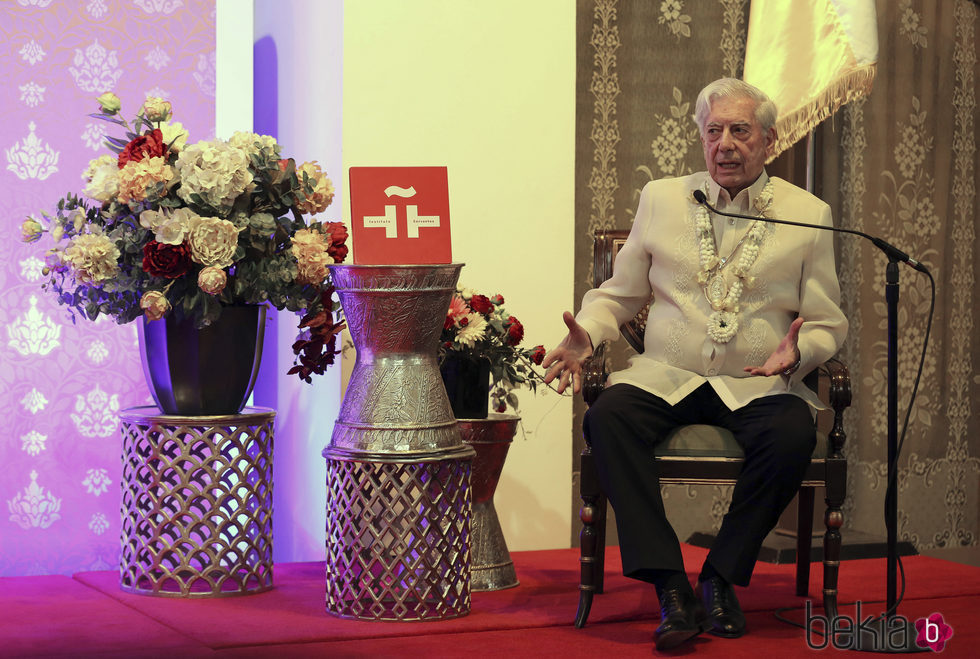 Mario Vargas Llosa dando una conferencia en Filipinas
