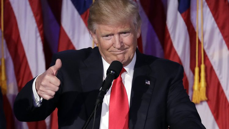 Donald Trump con el pulgar en alto tras convertirse en Presidente de Estados Unidos