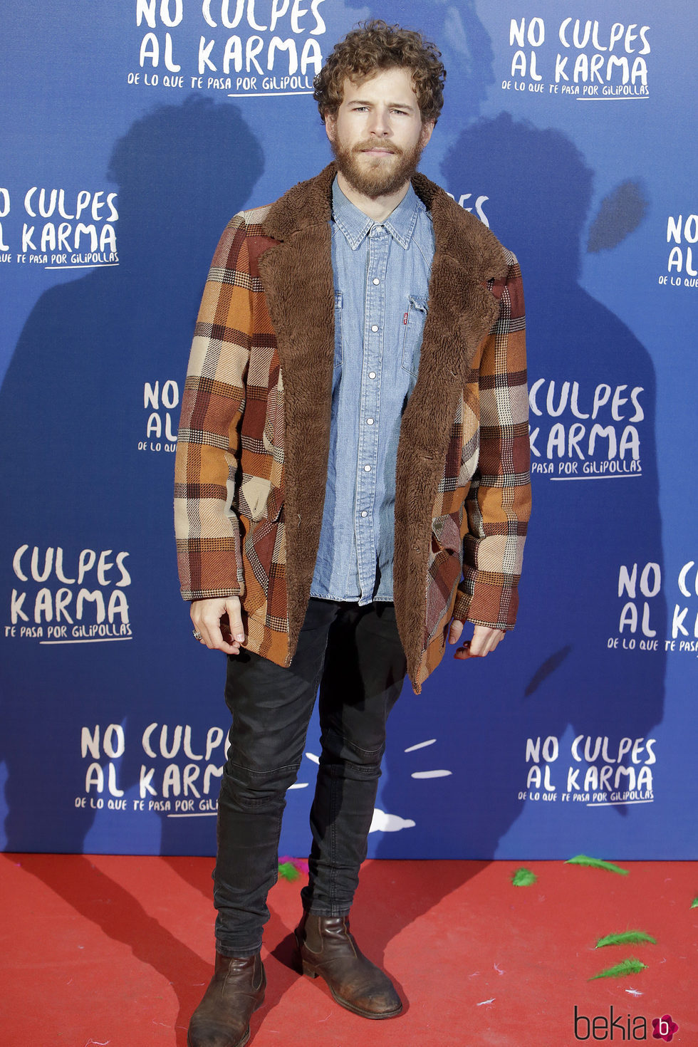 Álvaro Cervantes durante la premiere de la película 'No culpes al karma de lo que te pasa por gilipollas'