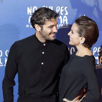 Álex García y Verónica Echegui durante la premiere de la película 'No culpes al karma de lo que te pasa por gilipollas'
