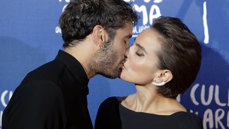 Álex García y Verónica Echegui se besan durante la premiere de la película 'No culpes al karma de lo que te pasa por gilipollas'