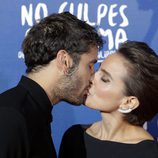 Álex García y Verónica Echegui se besan durante la premiere de la película 'No culpes al karma de lo que te pasa por gilipollas'