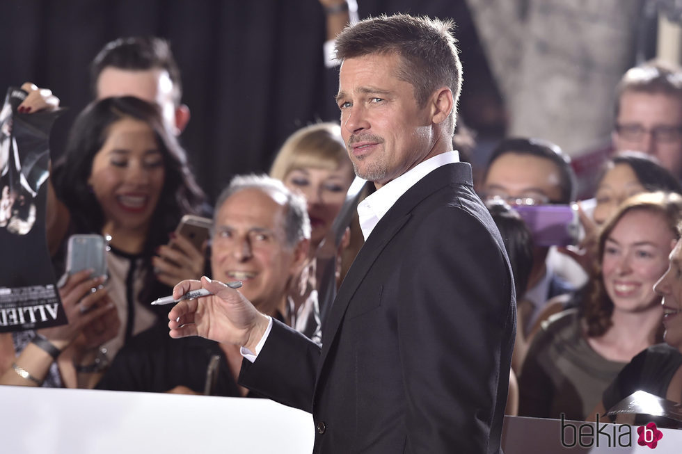 Brad Pitt reaparece en la alfombra roja para el estreno de su película 'Allied'
