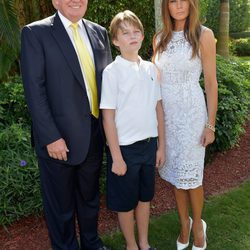 Melania Trump junto a su marido Donald Trump y su hijo Barron