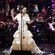 Isabel Pantoja cantando en su regreso con un concierto de presentación de 'Hasta que se apague el sol'