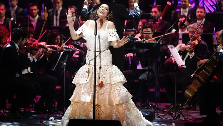 Isabel Pantoja cantando en su regreso con un concierto de presentación de 'Hasta que se apague el sol'