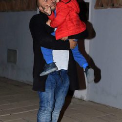 Kiko Rivera junto a su hijo mayor en Sevilla