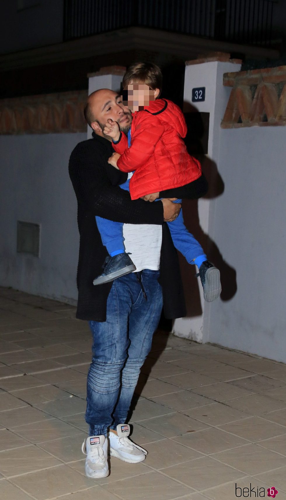 Kiko Rivera junto a su hijo mayor en Sevilla