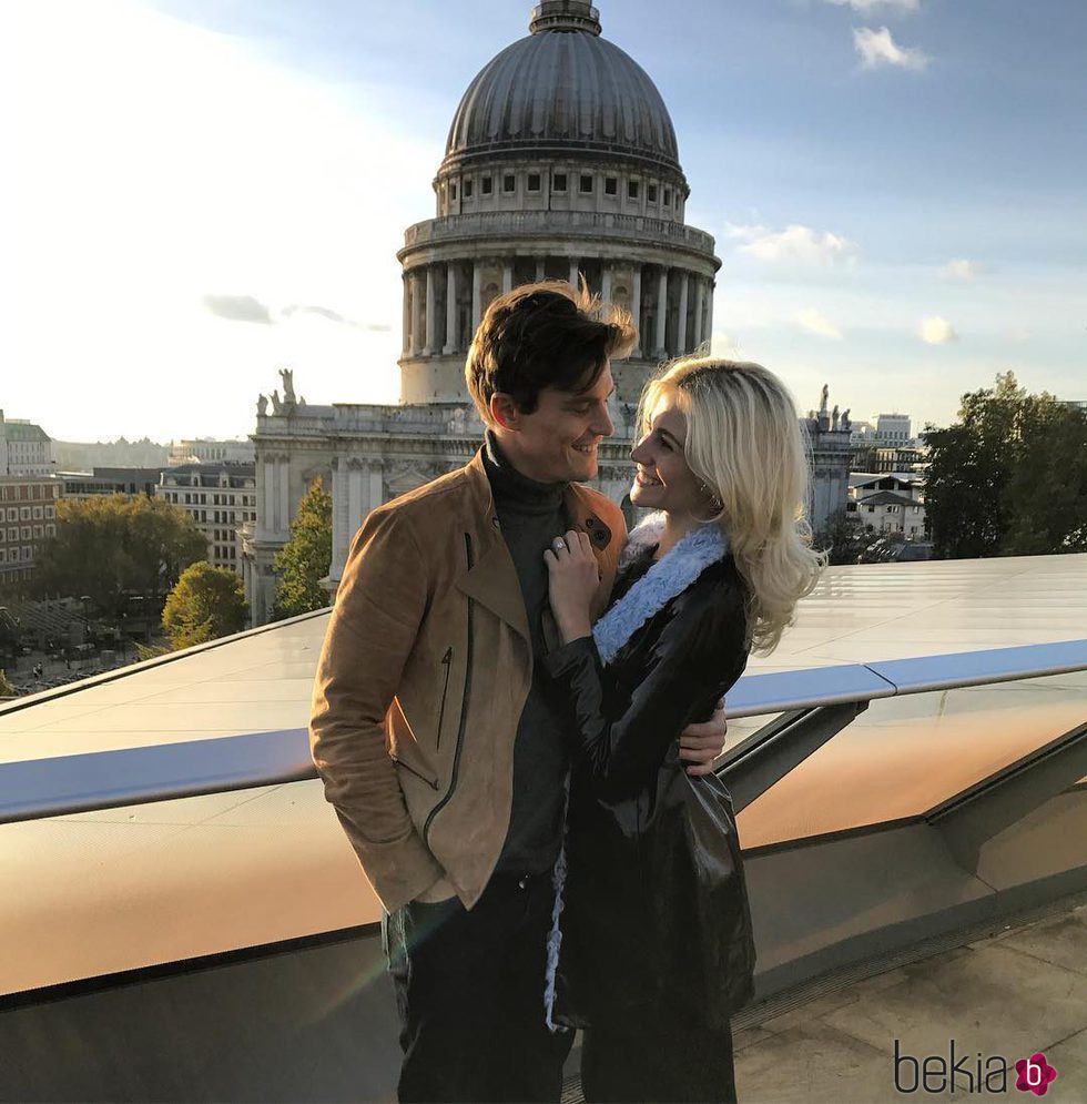Pixie Lott y Oliver Cheshire besándose tras comprometerse
