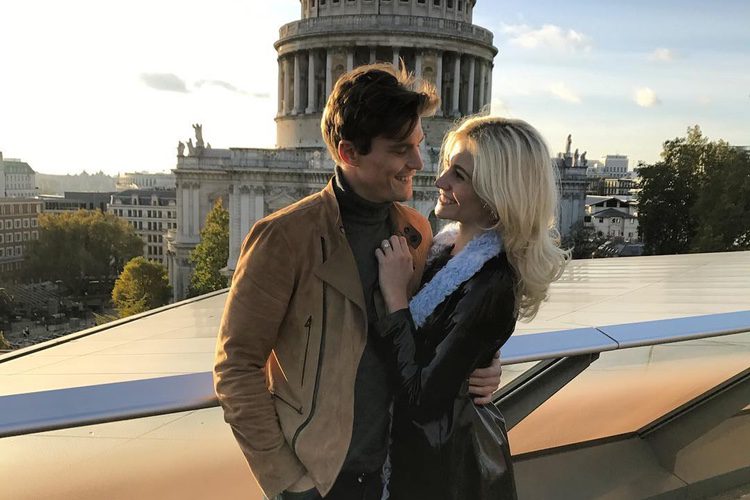 Pixie Lott y Oliver Cheshire besándose tras comprometerse