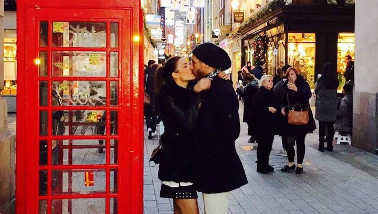 Sergio Ramos y Pilar Rubio besándose junto a una cabina telefónica en Londres