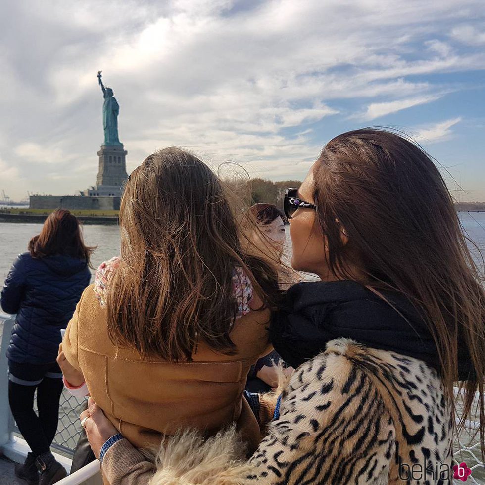 Paula Echevarría y su hija Daniella Bustamante mirando la Estatua de la Libertad