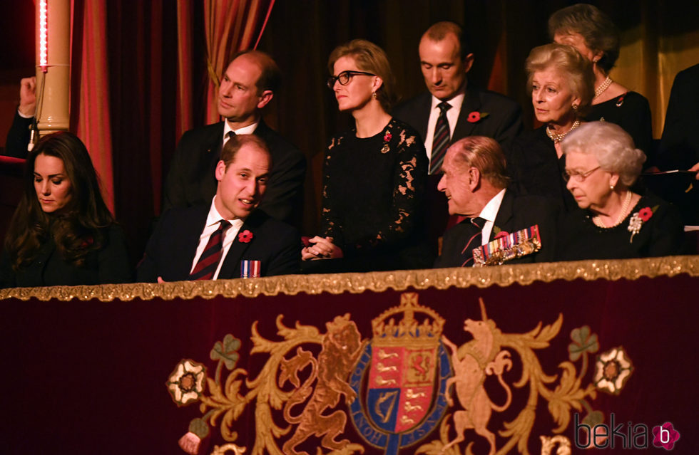 La Reina Isabel, el Duque de Edimburgo, los Duques de Cambridge y los Condes de Wessex en el Festival del Recuerdo 2016