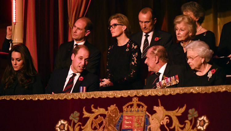 La Reina Isabel, el Duque de Edimburgo, los Duques de Cambridge y los Condes de Wessex en el Festival del Recuerdo 2016