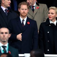 El Príncipe Harry y Charlene de Mónaco en un partido de rugby
