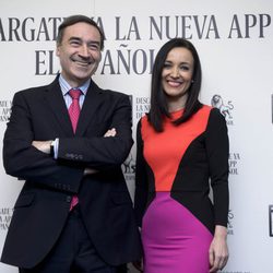 Pedro J. Ramírez y Cruz Sánchez de Lara algo nerviosos en su primer posado como pareja