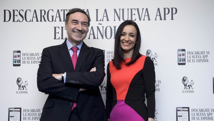 Pedro J. Ramírez y Cruz Sánchez de Lara algo nerviosos en su primer posado como pareja