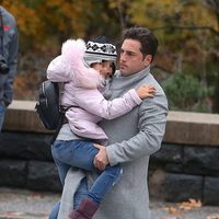 David Bustamante lleva a su hija Daniella en brazos en Nueva York