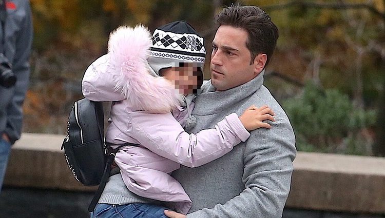 David Bustamante lleva a su hija Daniella en brazos en Nueva York