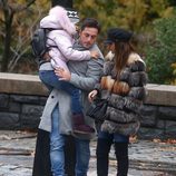 David Bustamante con su hija Daniella en brazos y Paula Echevarría en Nueva York