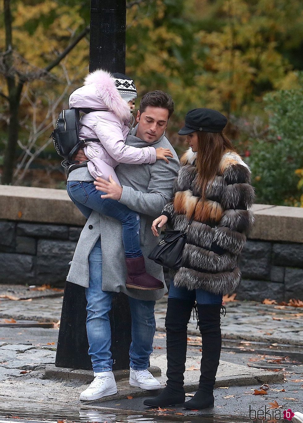 David Bustamante con su hija Daniella en brazos y Paula Echevarría en Nueva York