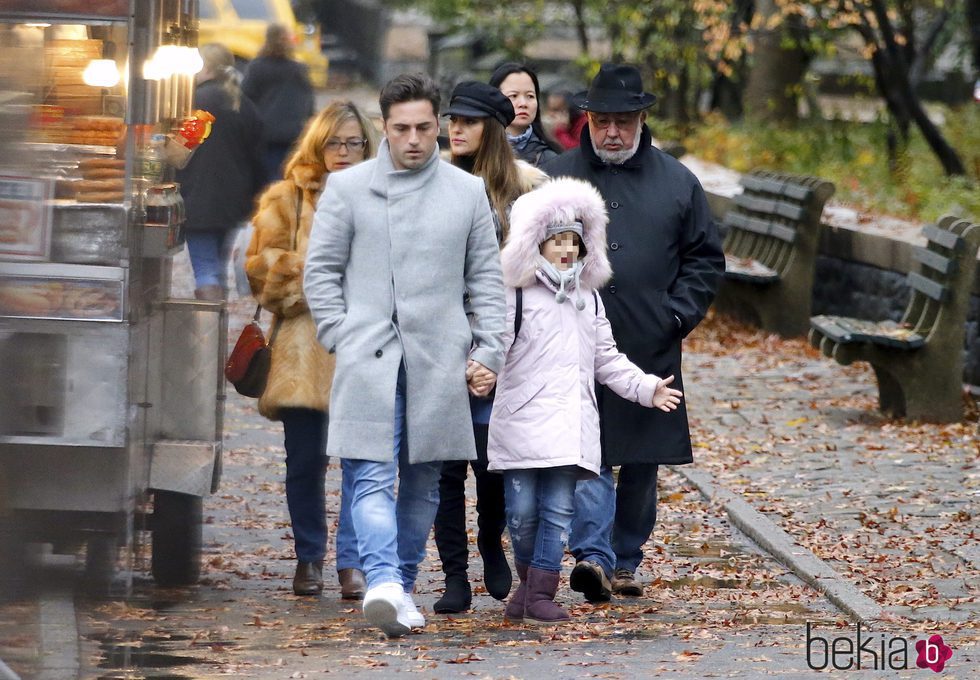 Paula Echevarría con David Bustamante, su hija Daniella y sus padres en Nueva York