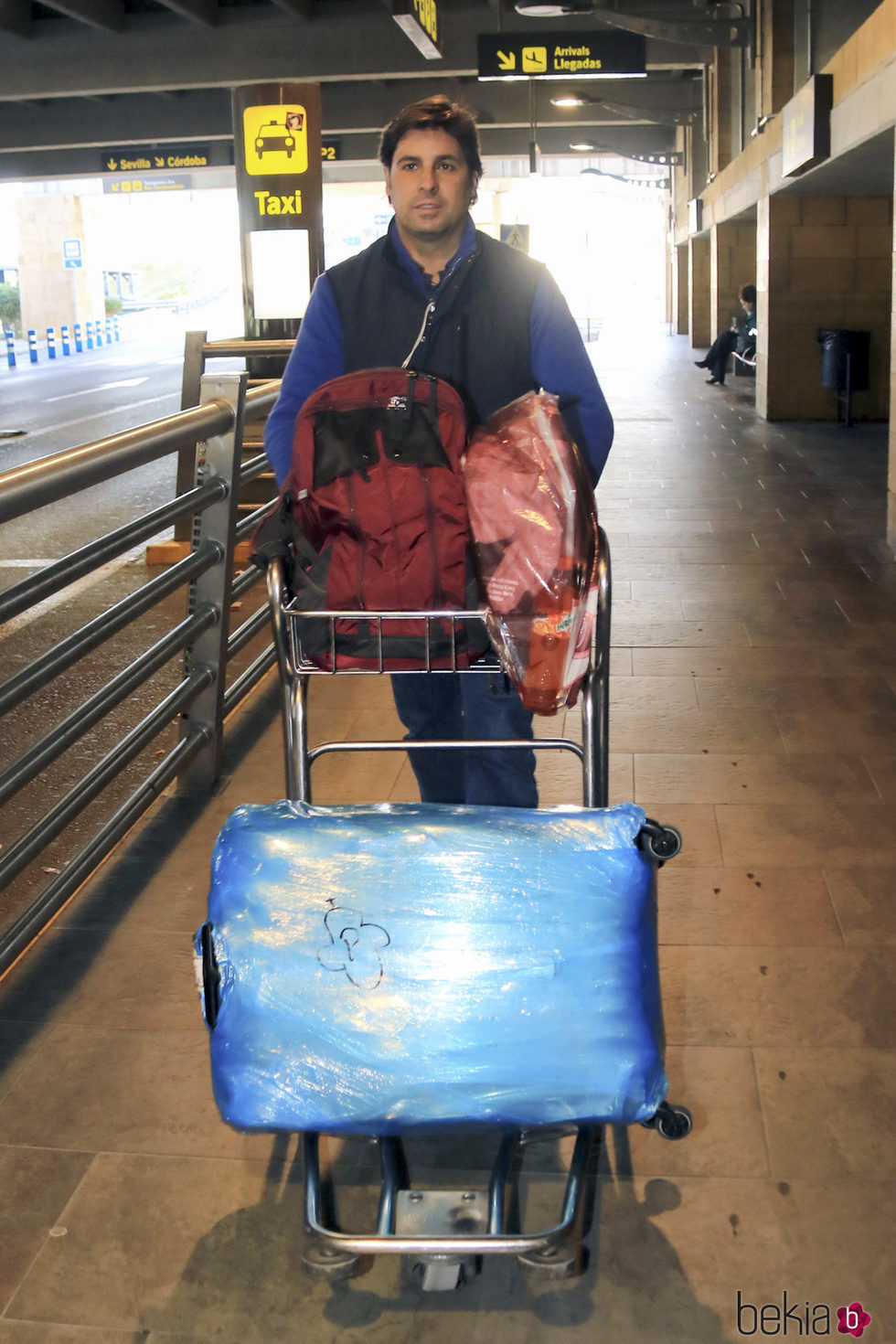 Fran Rivera saliendo del aeropuerto de Sevilla