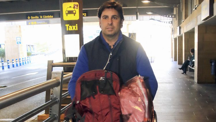 Fran Rivera saliendo del aeropuerto de Sevilla