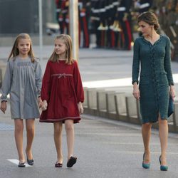 La Reina Letizia mira a la Princesa Leonor y la Infanta Sofía en la Apertura de la XII Legislatura