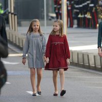 La Reina Letizia mira a la Princesa Leonor y la Infanta Sofía en la Apertura de la XII Legislatura