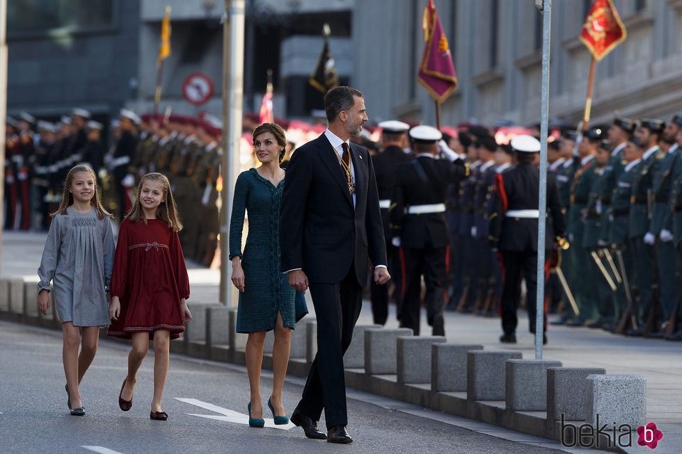 Los Reyes Felipe y Letizia con sus hijas Leonor y Sofía en la Apertura de la XII Legislatura