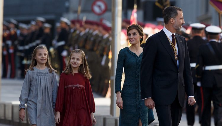 Los Reyes Felipe y Letizia con sus hijas Leonor y Sofía en la Apertura de la XII Legislatura