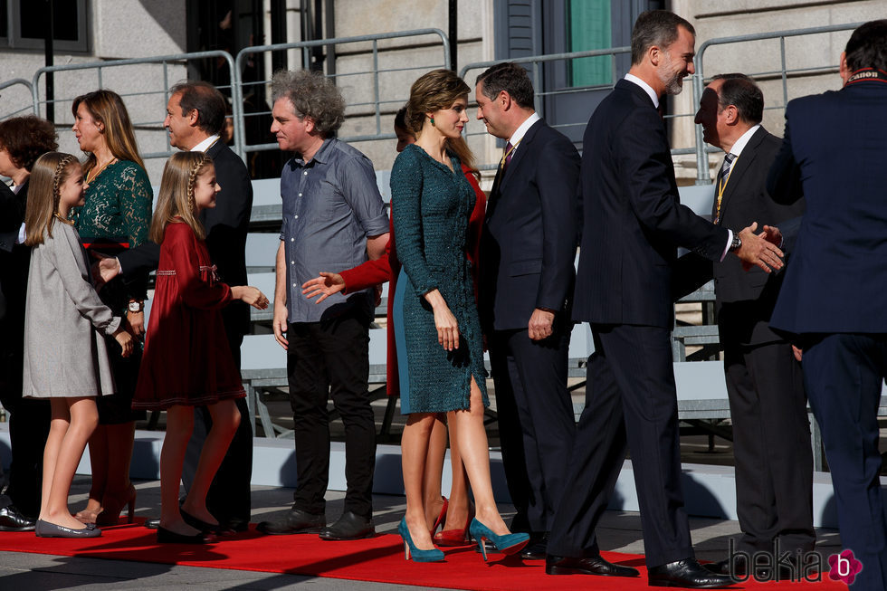 Los Reyes Felipe y Letizia con sus hijas Leonor y Sofía saludan a los políticos en la Apertura de la XII Legislatura