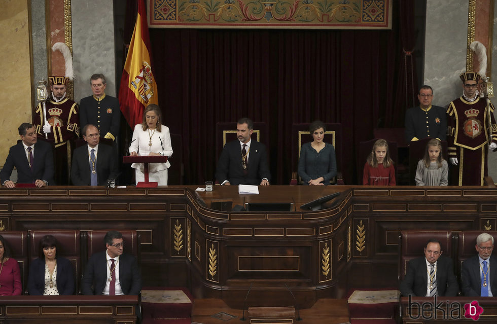 Ana Pastor ofrece un discurso ante los Reyes Felipe y Letizia y sus hijas en la Apertura de la XII Legislatura