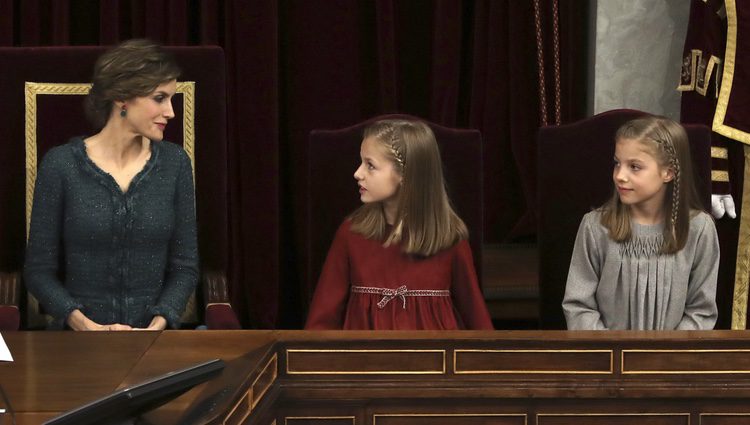 La Reina Letizia con la Princesa Leonor y la Infanta Sofía en la Apertura de la XII Legislatura