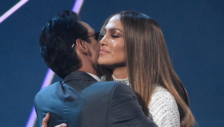 Jennifer Lopez y Marc Anthony abrazados en los Grammy Latinos 2016