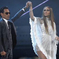 Marc Anthony y Jennifer Lopez tras cantar 'Olvídame y pega la vuelta' en los Grammy Latinos 2016