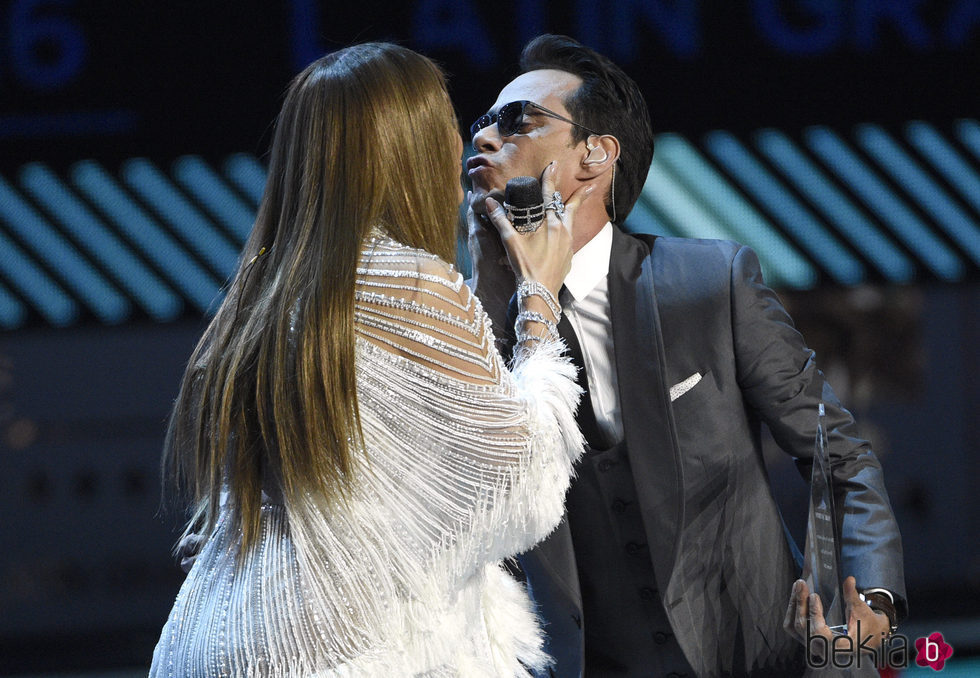 Jennifer Lopez y Marc Anthony, a punto de besarse en los Grammy Latinos 2016