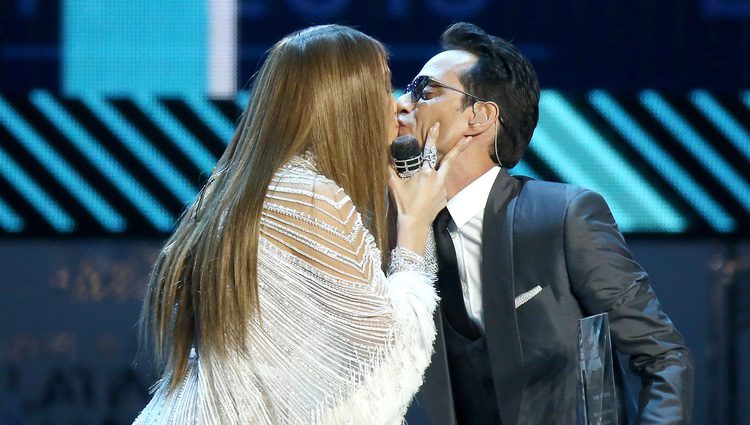 Jennifer Lopez y Marc Anthony besándose en los Grammy Latinos 2016
