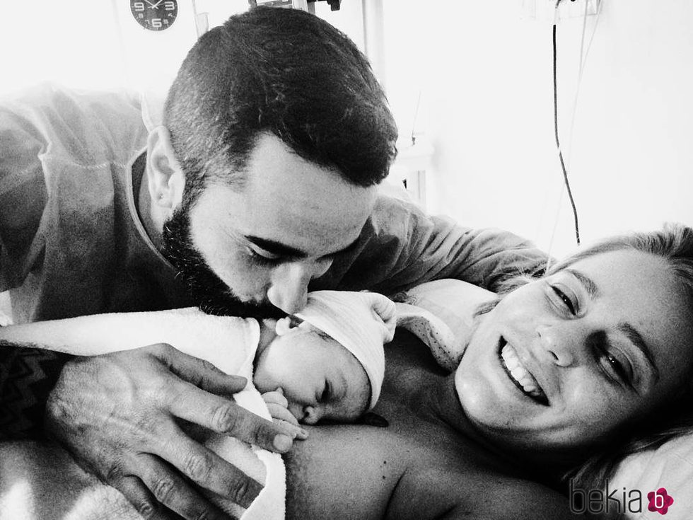 Primera imagen de Giuls con su hijo recién nacido y su novio