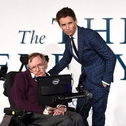 Eddie Redmayne y Stephen Hawking en el rodaje de 'La teoría del todo'