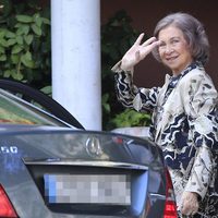 La Reina Sofía saludando desde el coche acudiendo al bautizo de Nicolás Gómez-Acebo