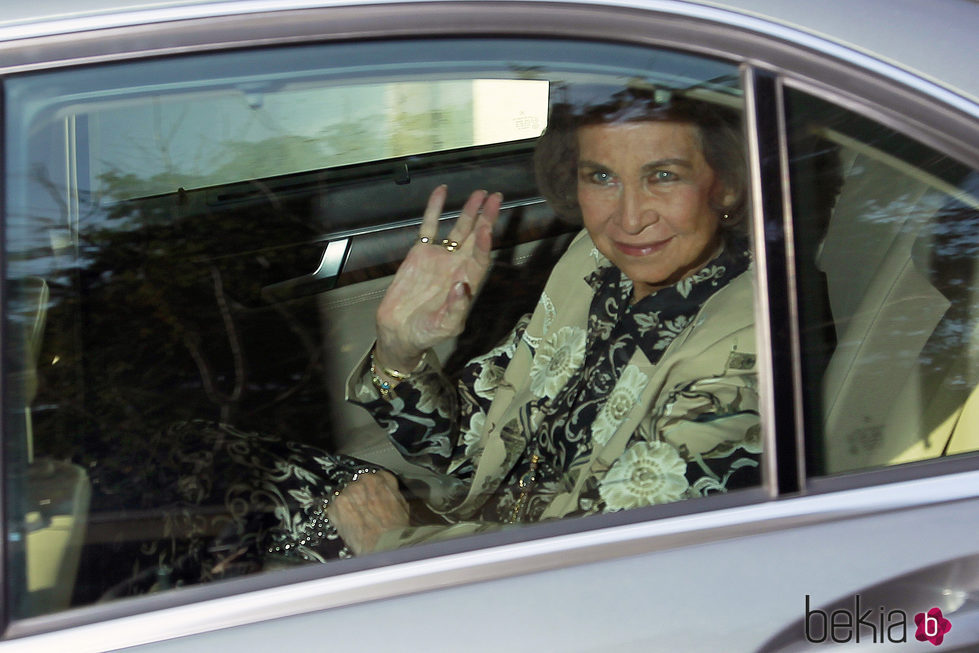 La Reina Sofía dice adiós desde el coche tras el bautizo de Nicolás Gómez-Acebo