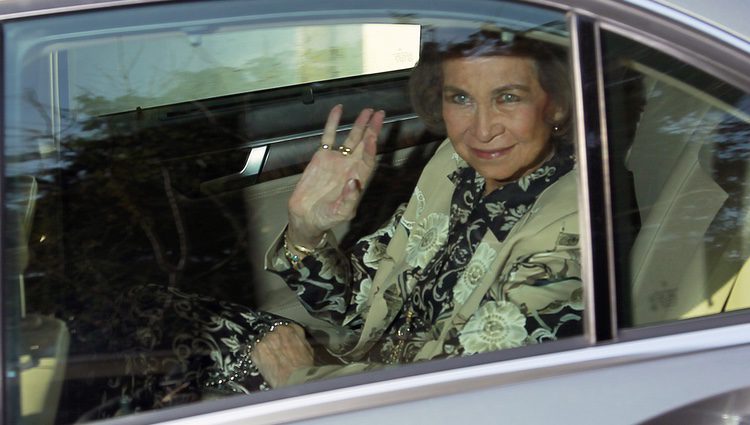 La Reina Sofía dice adiós desde el coche tras el bautizo de Nicolás Gómez-Acebo