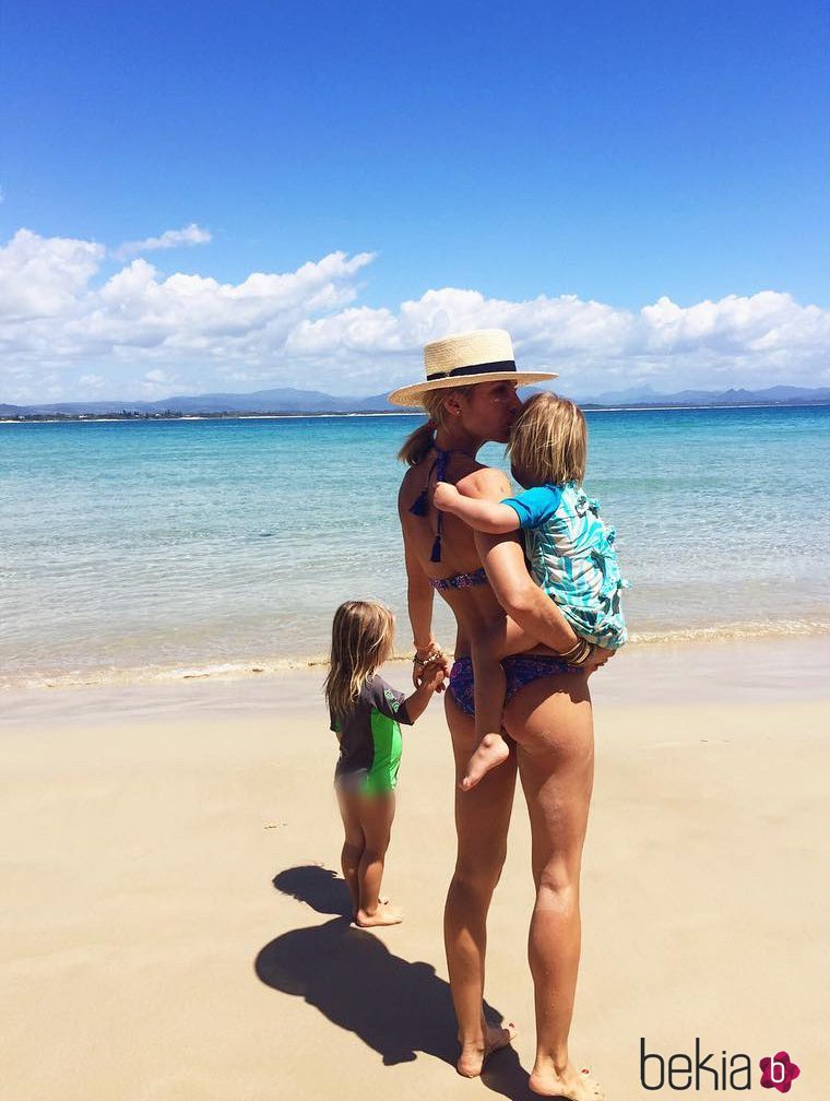 Elsa Pataky junto a sus mellizos Tristán y Sasha en una playa de Australia