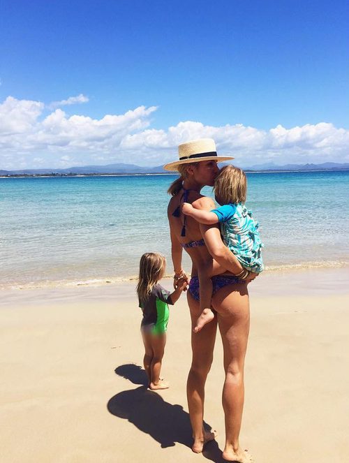 Elsa Pataky junto a sus mellizos Tristán y Sasha en una playa de Australia