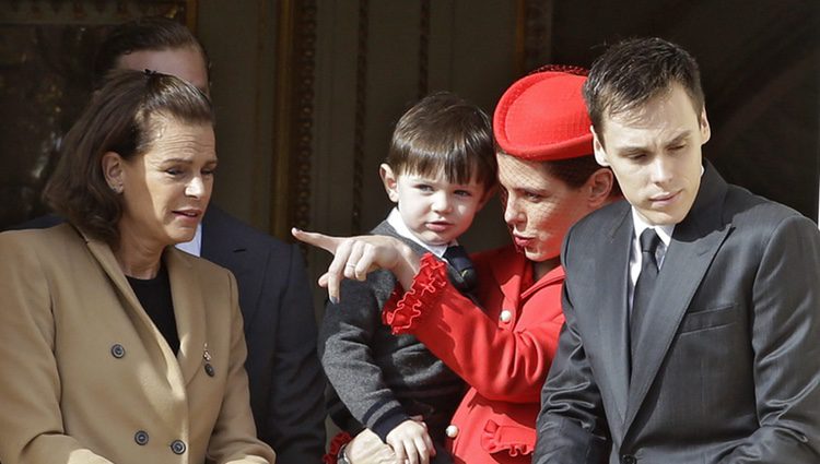 Carlota Casiraghi con su hijo Raphaël y junto a Estefanía de Mónaco y Louis Ducruet en el Día Nacional de Mónaco 2016