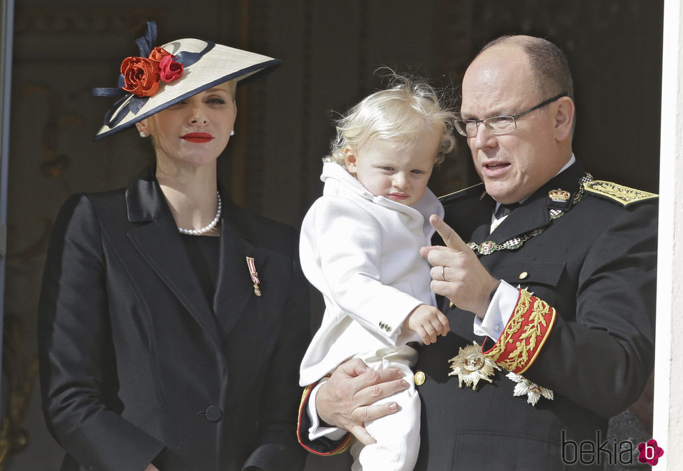 Alberto y Charlene de Mónaco con su hijo Jacques en el Día Nacional de Mónaco 2016