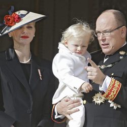 Alberto y Charlene de Mónaco con su hijo Jacques en el Día Nacional de Mónaco 2016
