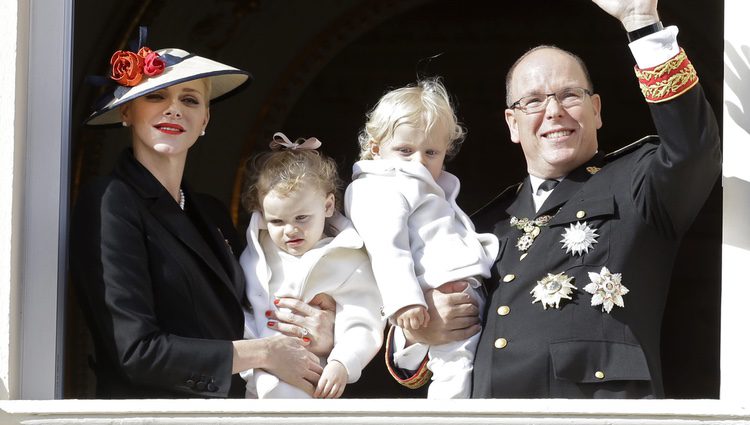 Alberto y Charlene de Mónaco con sus hijos Jacques y Gabriella en el Día Nacional de Mónaco 2016